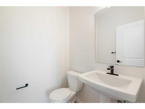 1017 Creekview Drive Sw, Calgary, AB - Indoor Photo Showing Bathroom