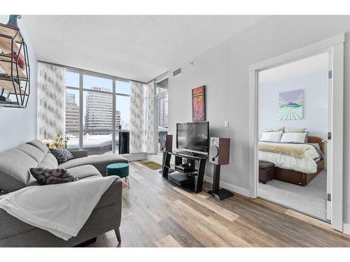 405-788 12 Avenue Sw, Calgary, AB - Indoor Photo Showing Living Room