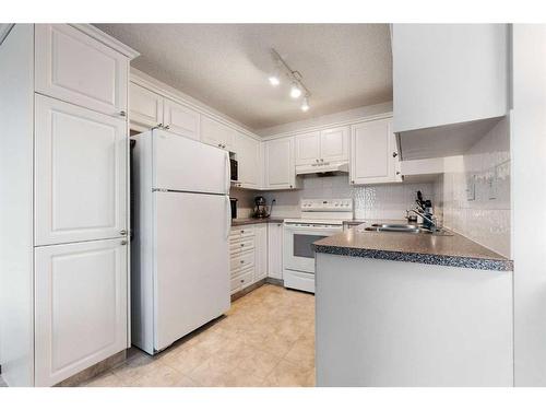 178 Mt Aberdeen Manor Se, Calgary, AB - Indoor Photo Showing Kitchen With Double Sink