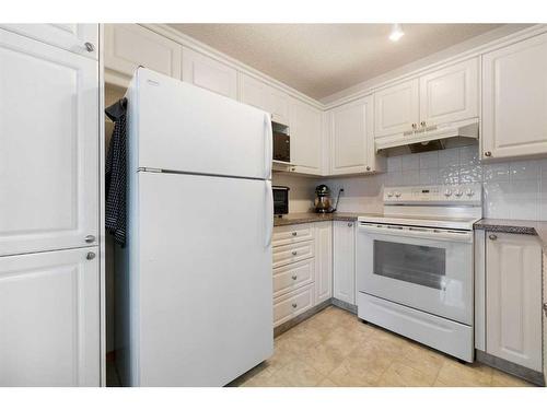 178 Mt Aberdeen Manor Se, Calgary, AB - Indoor Photo Showing Kitchen