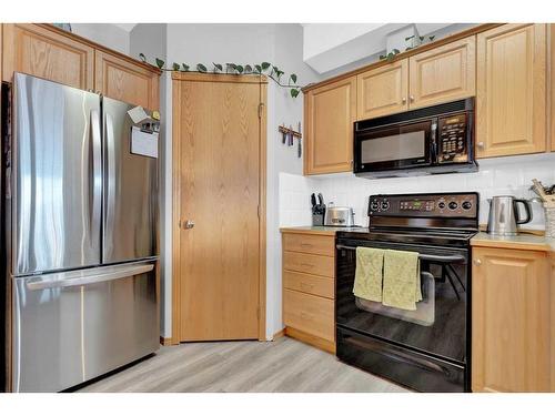 2460-151 Country Village Road Ne, Calgary, AB - Indoor Photo Showing Kitchen