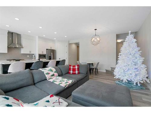 543 Belmont Heath Sw, Calgary, AB - Indoor Photo Showing Living Room