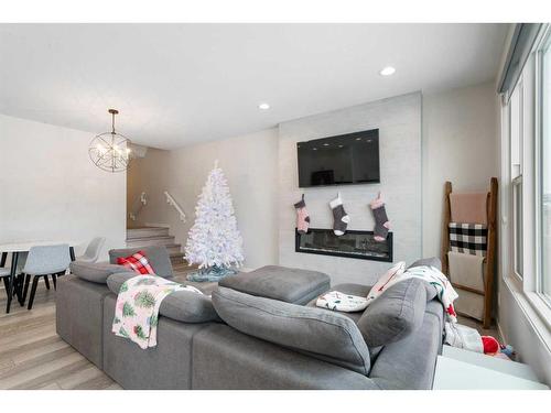 543 Belmont Heath Sw, Calgary, AB - Indoor Photo Showing Living Room