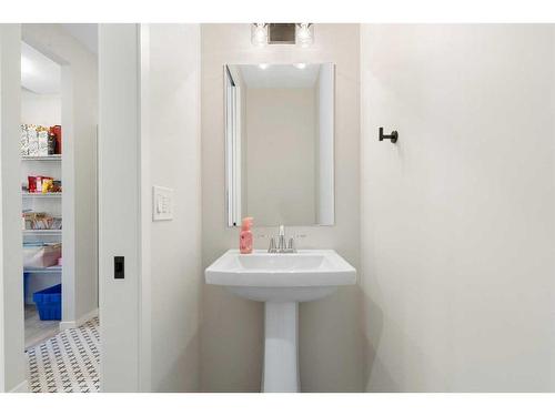 543 Belmont Heath Sw, Calgary, AB - Indoor Photo Showing Bathroom