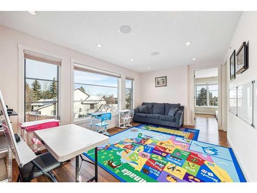 215 Patton Court Sw, Calgary, AB - Indoor Photo Showing Living Room