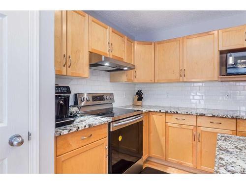 2 Evansbrooke Manor Nw, Calgary, AB - Indoor Photo Showing Kitchen