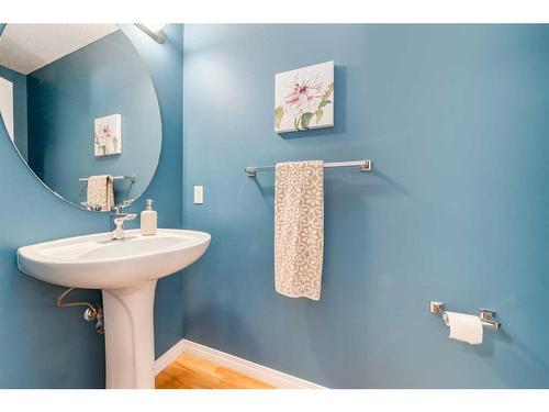 2 Evansbrooke Manor Nw, Calgary, AB - Indoor Photo Showing Bathroom