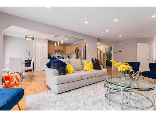 2 Evansbrooke Manor Nw, Calgary, AB - Indoor Photo Showing Living Room