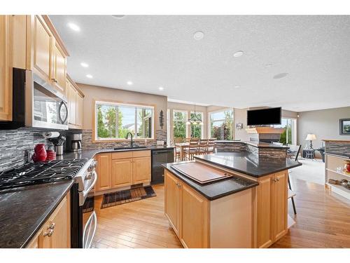 82 Everwillow Close Sw, Calgary, AB - Indoor Photo Showing Kitchen