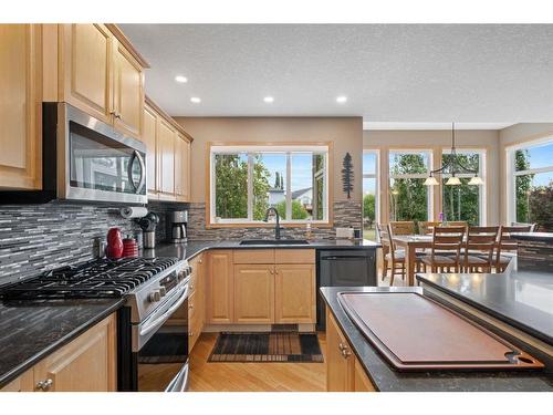 82 Everwillow Close Sw, Calgary, AB - Indoor Photo Showing Kitchen