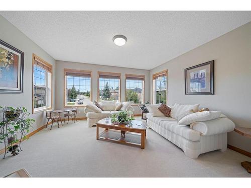 82 Everwillow Close Sw, Calgary, AB - Indoor Photo Showing Living Room