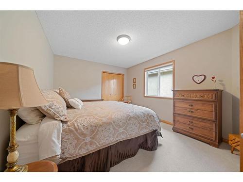 82 Everwillow Close Sw, Calgary, AB - Indoor Photo Showing Bedroom