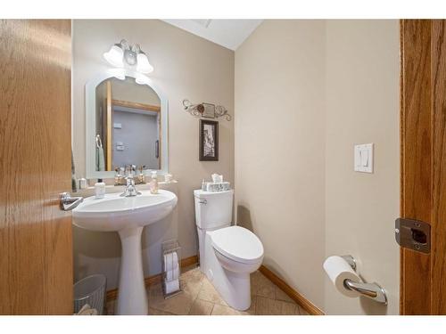 82 Everwillow Close Sw, Calgary, AB - Indoor Photo Showing Bathroom