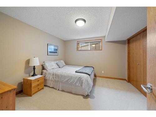 82 Everwillow Close Sw, Calgary, AB - Indoor Photo Showing Bedroom