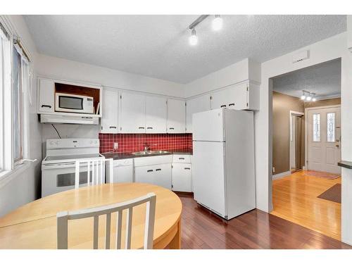 4627 Greenhill Crescent Ne, Calgary, AB - Indoor Photo Showing Kitchen