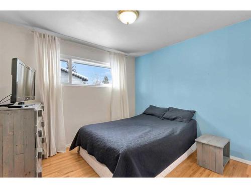 4627 Greenhill Crescent Ne, Calgary, AB - Indoor Photo Showing Bedroom