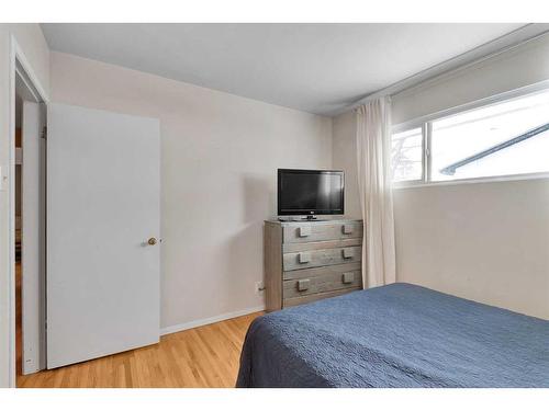 4627 Greenhill Crescent Ne, Calgary, AB - Indoor Photo Showing Bedroom