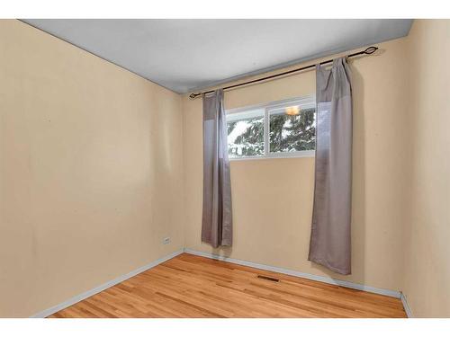 4627 Greenhill Crescent Ne, Calgary, AB - Indoor Photo Showing Other Room