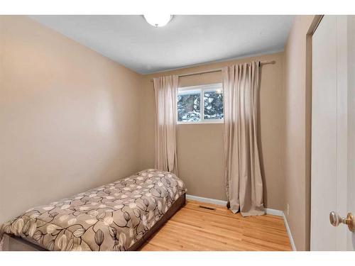 4627 Greenhill Crescent Ne, Calgary, AB - Indoor Photo Showing Bedroom