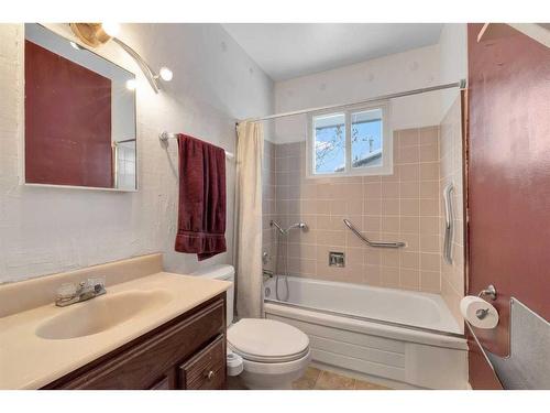 4627 Greenhill Crescent Ne, Calgary, AB - Indoor Photo Showing Bathroom