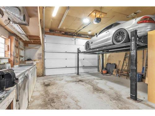 4627 Greenhill Crescent Ne, Calgary, AB - Indoor Photo Showing Garage