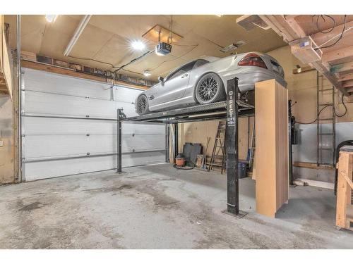 4627 Greenhill Crescent Ne, Calgary, AB - Indoor Photo Showing Garage