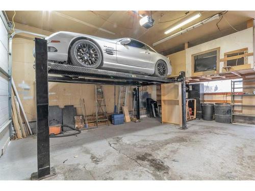 4627 Greenhill Crescent Ne, Calgary, AB - Indoor Photo Showing Garage