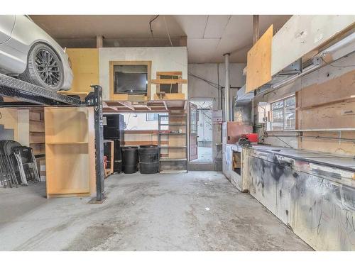 4627 Greenhill Crescent Ne, Calgary, AB - Indoor Photo Showing Garage