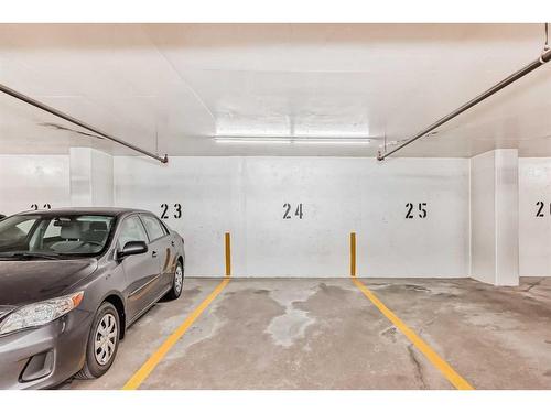 1412-3820 Brentwood Road Nw, Calgary, AB - Indoor Photo Showing Garage