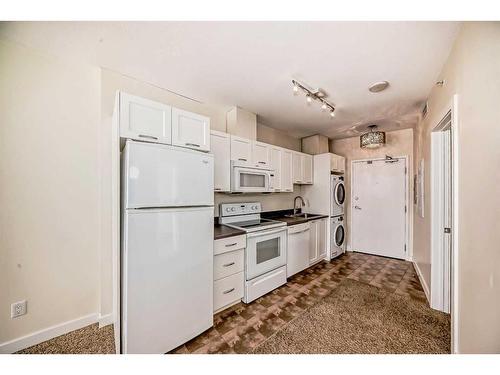 1412-3820 Brentwood Road Nw, Calgary, AB - Indoor Photo Showing Kitchen