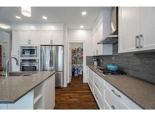 401 Clydesdale Way, Cochrane, AB - Indoor Photo Showing Kitchen With Double Sink With Upgraded Kitchen