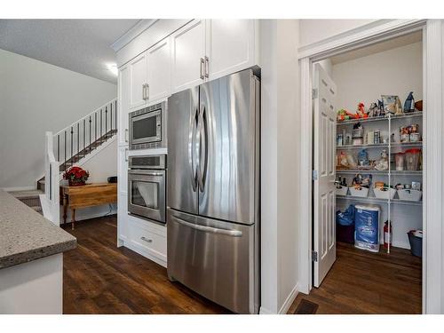 401 Clydesdale Way, Cochrane, AB - Indoor Photo Showing Kitchen