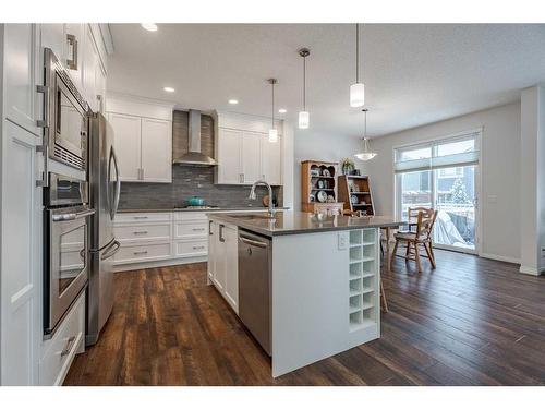 401 Clydesdale Way, Cochrane, AB - Indoor Photo Showing Kitchen With Upgraded Kitchen