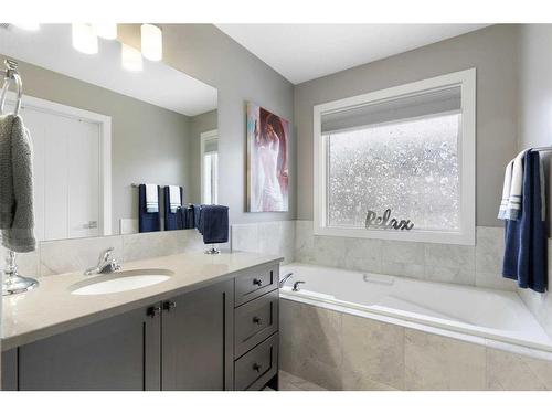 17 Riviera Bay, Cochrane, AB - Indoor Photo Showing Bathroom