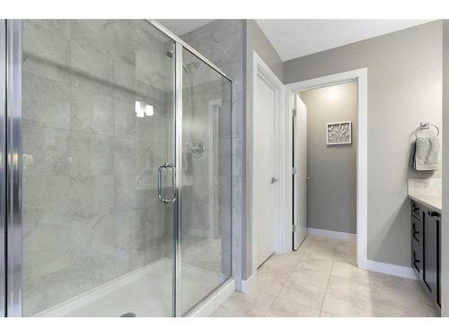 17 Riviera Bay, Cochrane, AB - Indoor Photo Showing Bathroom