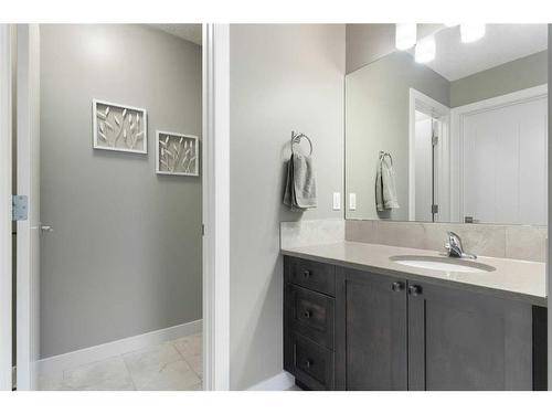 17 Riviera Bay, Cochrane, AB - Indoor Photo Showing Bathroom