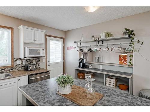 73 Applemont Place Se, Calgary, AB - Indoor Photo Showing Kitchen