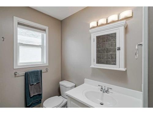 73 Applemont Place Se, Calgary, AB - Indoor Photo Showing Bathroom