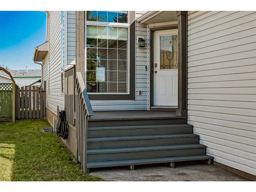 73 Applemont Place Se, Calgary, AB - Outdoor