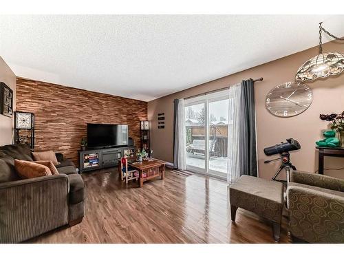 701-700 Allen Street Se, Airdrie, AB - Indoor Photo Showing Living Room