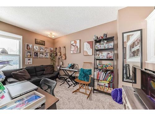 701-700 Allen Street Se, Airdrie, AB - Indoor Photo Showing Living Room