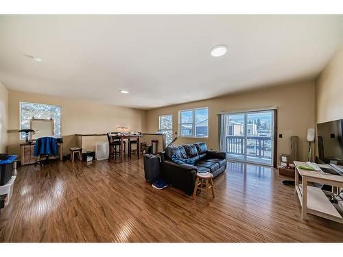 1322 B 20 Street, Didsbury, AB - Indoor Photo Showing Living Room