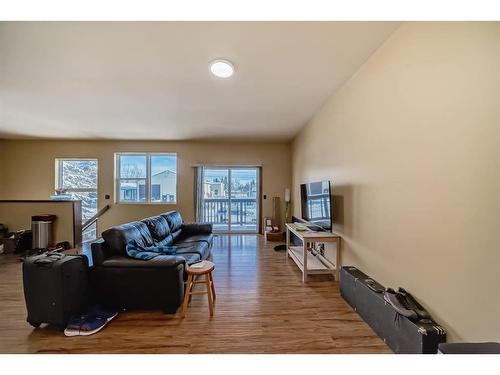 1322 B 20 Street, Didsbury, AB - Indoor Photo Showing Living Room