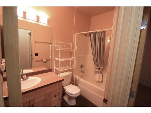 1322 B 20 Street, Didsbury, AB - Indoor Photo Showing Bathroom