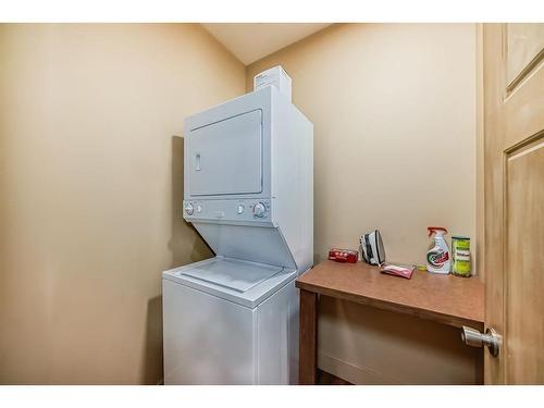 1322 B 20 Street, Didsbury, AB - Indoor Photo Showing Laundry Room