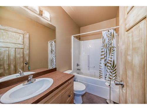 1322 B 20 Street, Didsbury, AB - Indoor Photo Showing Bathroom