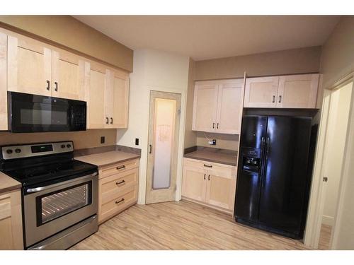 1322 B 20 Street, Didsbury, AB - Indoor Photo Showing Kitchen