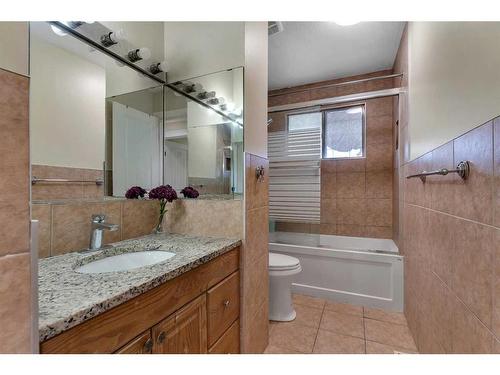 4704 Whitehorn Drive Ne, Calgary, AB - Indoor Photo Showing Bathroom