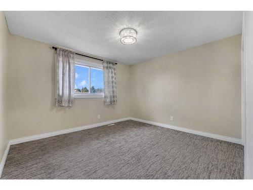 4704 Whitehorn Drive Ne, Calgary, AB - Indoor Photo Showing Other Room