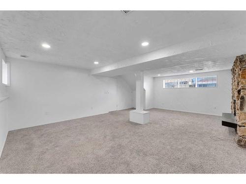 4704 Whitehorn Drive Ne, Calgary, AB - Indoor Photo Showing Other Room